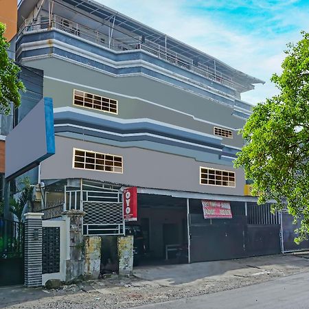 Oyo 1935 Hotel Diamond Inn Makassar Exterior foto