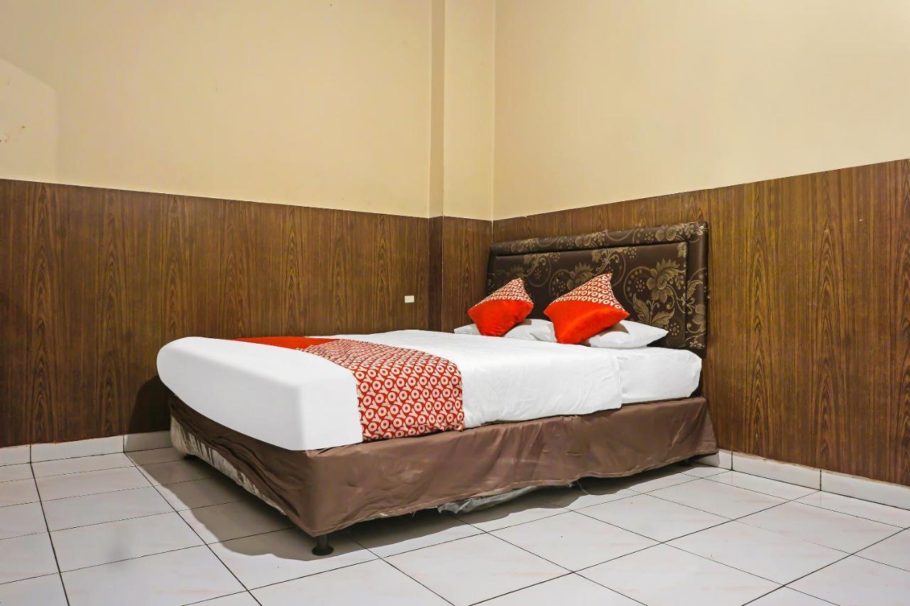 Oyo 1935 Hotel Diamond Inn Makassar Exterior foto