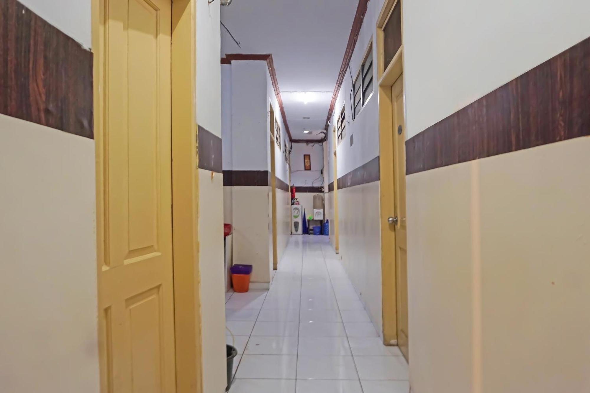 Oyo 1935 Hotel Diamond Inn Makassar Exterior foto