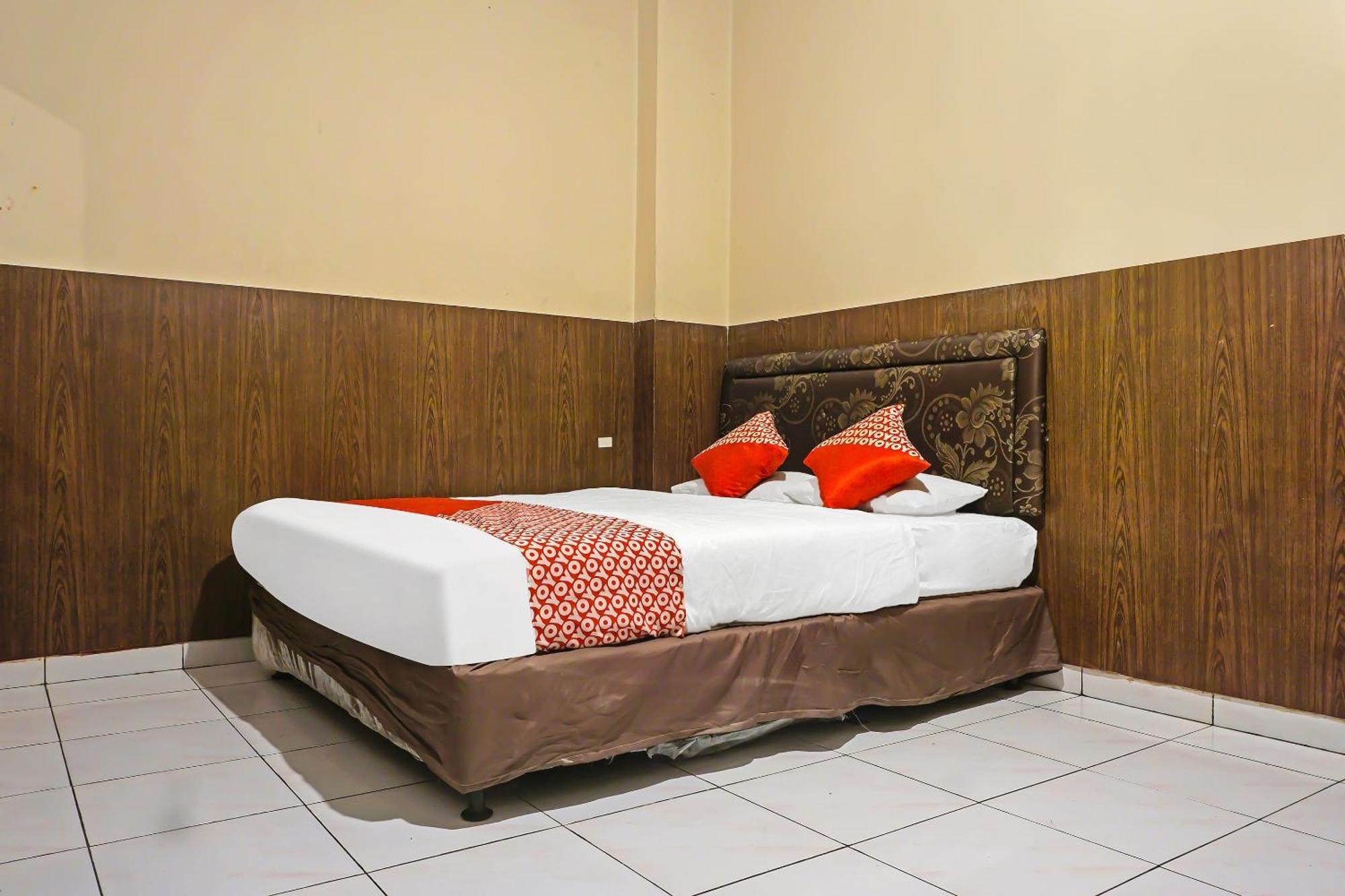 Oyo 1935 Hotel Diamond Inn Makassar Exterior foto